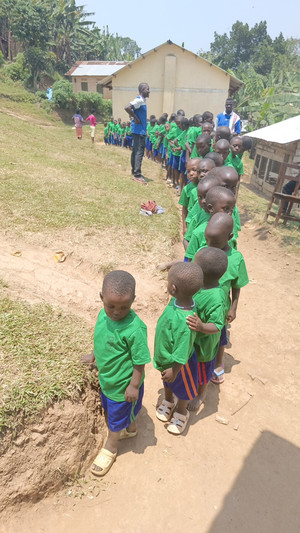 children in front Bwindi